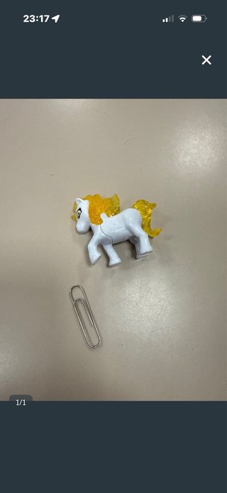 Precioso caballo blanco y amarillo