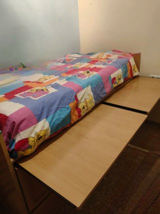 Urge vender. Cama juvenil compacta con almacenaje