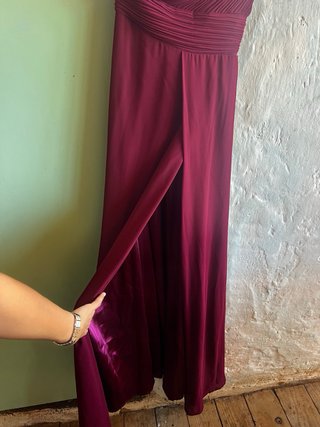 Vestido de fiesta burdeos, un hombro