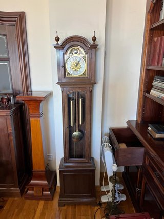 Reloj de pie antiguo de madera