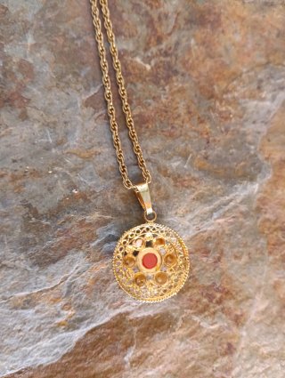 Colgante filigrana con coral y cadena dorada