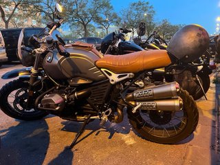 BMW R NINE T Scrambler - Plata y Marrón