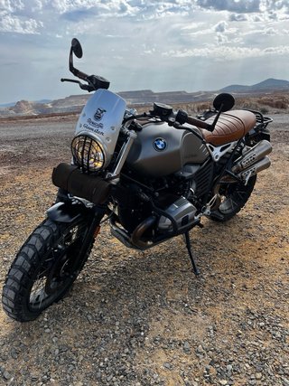 BMW R NINE T Scrambler - Plata y Marrón
