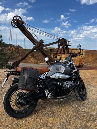 BMW R NINE T Scrambler - Plata y Marrón