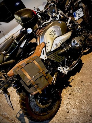 BMW R NINE T Scrambler - Plata y Marrón