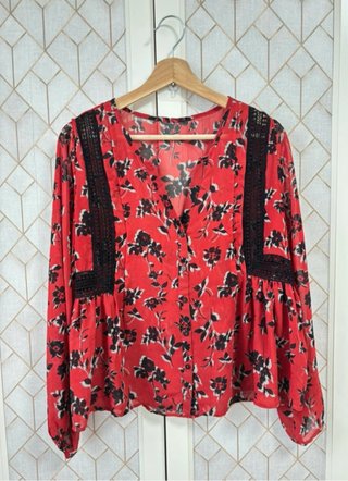 Blusa Estampada Flores Rojas y Encaje Negro