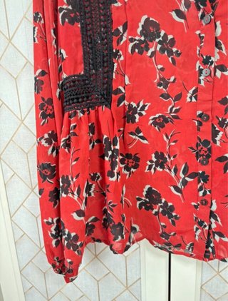Blusa Estampada Flores Rojas y Encaje Negro