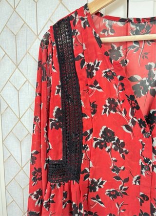 Blusa Estampada Flores Rojas y Encaje Negro