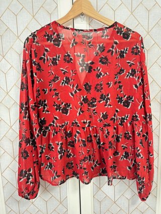 Blusa Estampada Flores Rojas y Encaje Negro