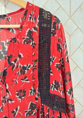 Blusa Estampada Flores Rojas y Encaje Negro