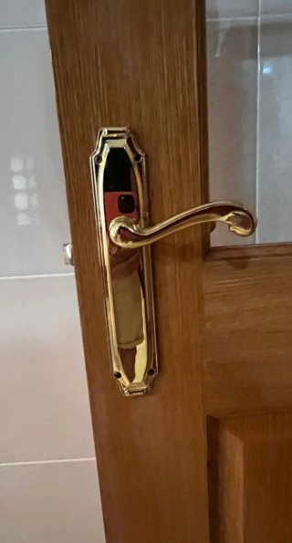 Puerta de madera con cristal