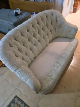 Sofá de 2 plazas beige capitoné.