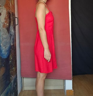 Vestido rojo cruzado con botones