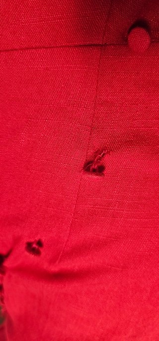 Vestido rojo cruzado con botones