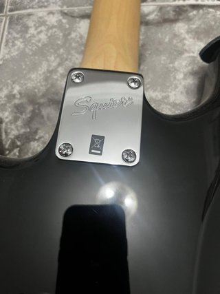 Guitarra Eléctrica Squier Mini + Amplificador NUX
