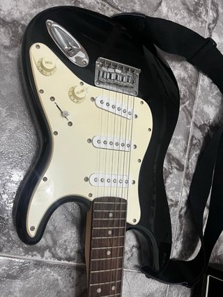 Guitarra Eléctrica Squier Mini + Amplificador NUX