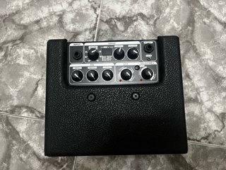 Guitarra Eléctrica Squier Mini + Amplificador NUX