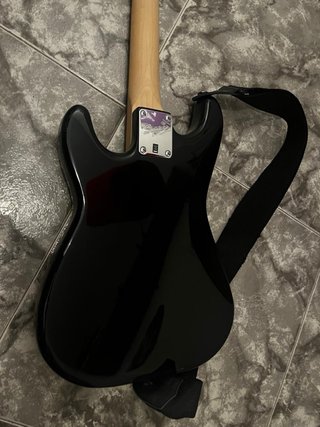 Guitarra Eléctrica Squier Mini + Amplificador NUX