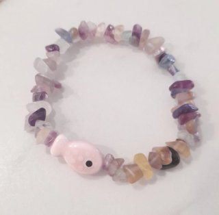 Pulsera de fluorita con charm de pez