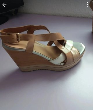 Sandalias de piel beige,  doradas y blanco