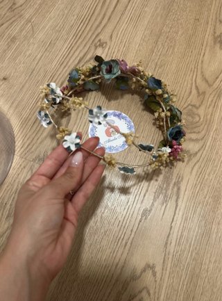 Corona o tocado de flores para comunión o damita.