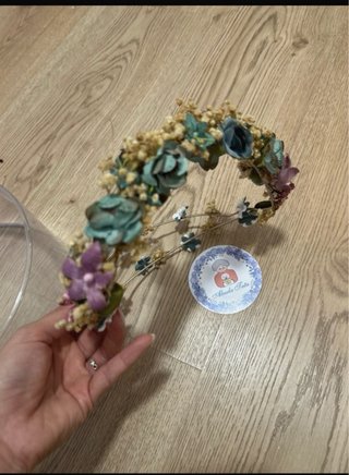 Corona o tocado de flores para comunión o damita.