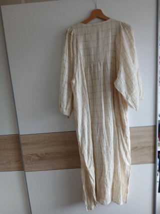 Vestido beige con detalles dorados. Talla 42/44