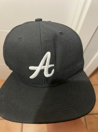 Gorra negra con letra A bordada