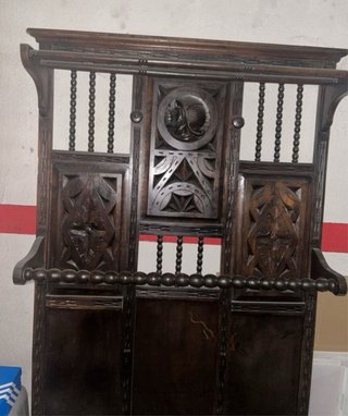 Entrada de madera tallada