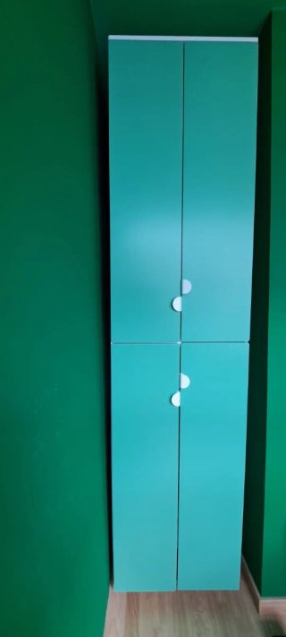 Mueble de almacenaje verde con perchero