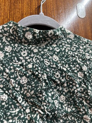 Blusa Zara floral verde talla S
