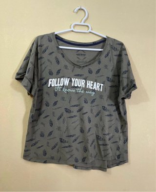 Camiseta verde con estampado de plumas