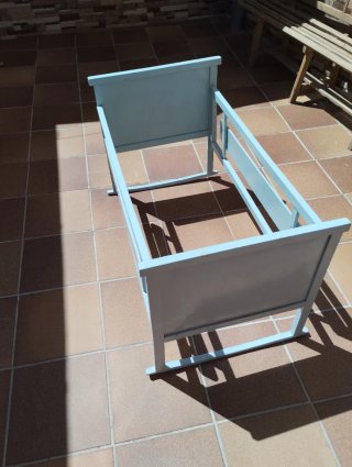 Cuna antigua de madera