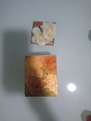 Joyero decorado con flores rosas