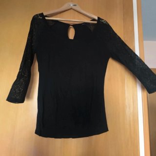 Camiseta negra con encaje