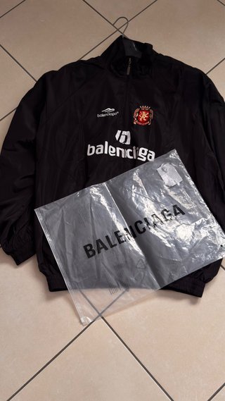 Giacca Balenciaga nera con stemma