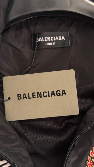 Giacca Balenciaga nera con stemma