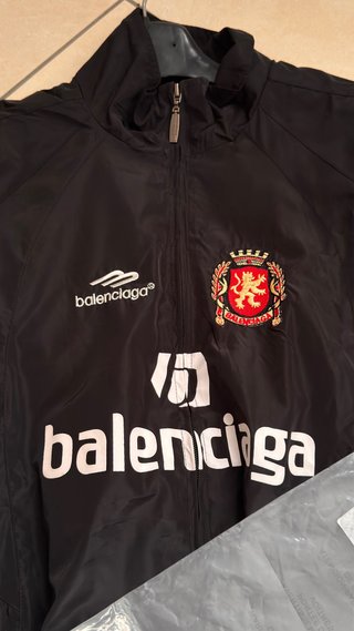 Giacca Balenciaga nera con stemma