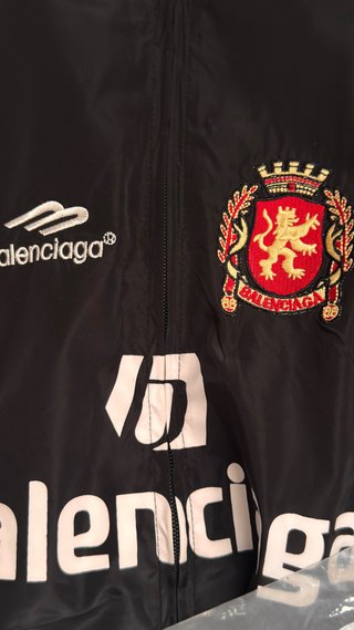 Giacca Balenciaga nera con stemma