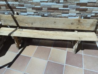 Banco de madera rústico antiguo