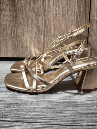 Sandalias Stradivarius doradas, precio negociable