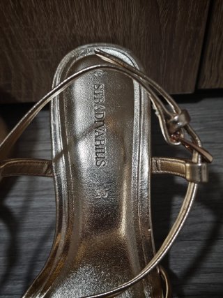 Sandalias Stradivarius doradas, precio negociable