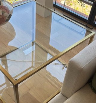 Mesa centro cristal y metal dorado