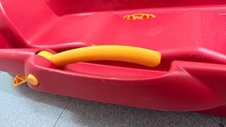 Trineo rojo para la nieve con cuerda