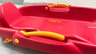 Trineo rojo para la nieve con cuerda