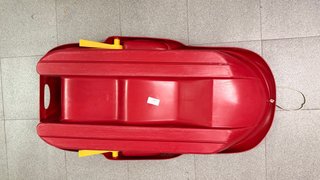 Trineo rojo para la nieve con cuerda