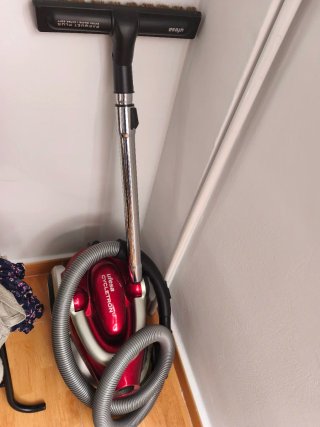 Aspiradora Ufesa Cycletron Roja
