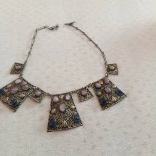 Collar de plata con piedras azules y moradas
