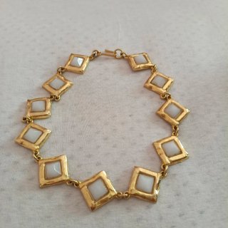 Collar dorado con rombos blancos
