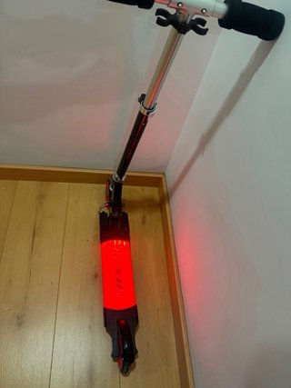 Patinete infantil negro y rojo con luz